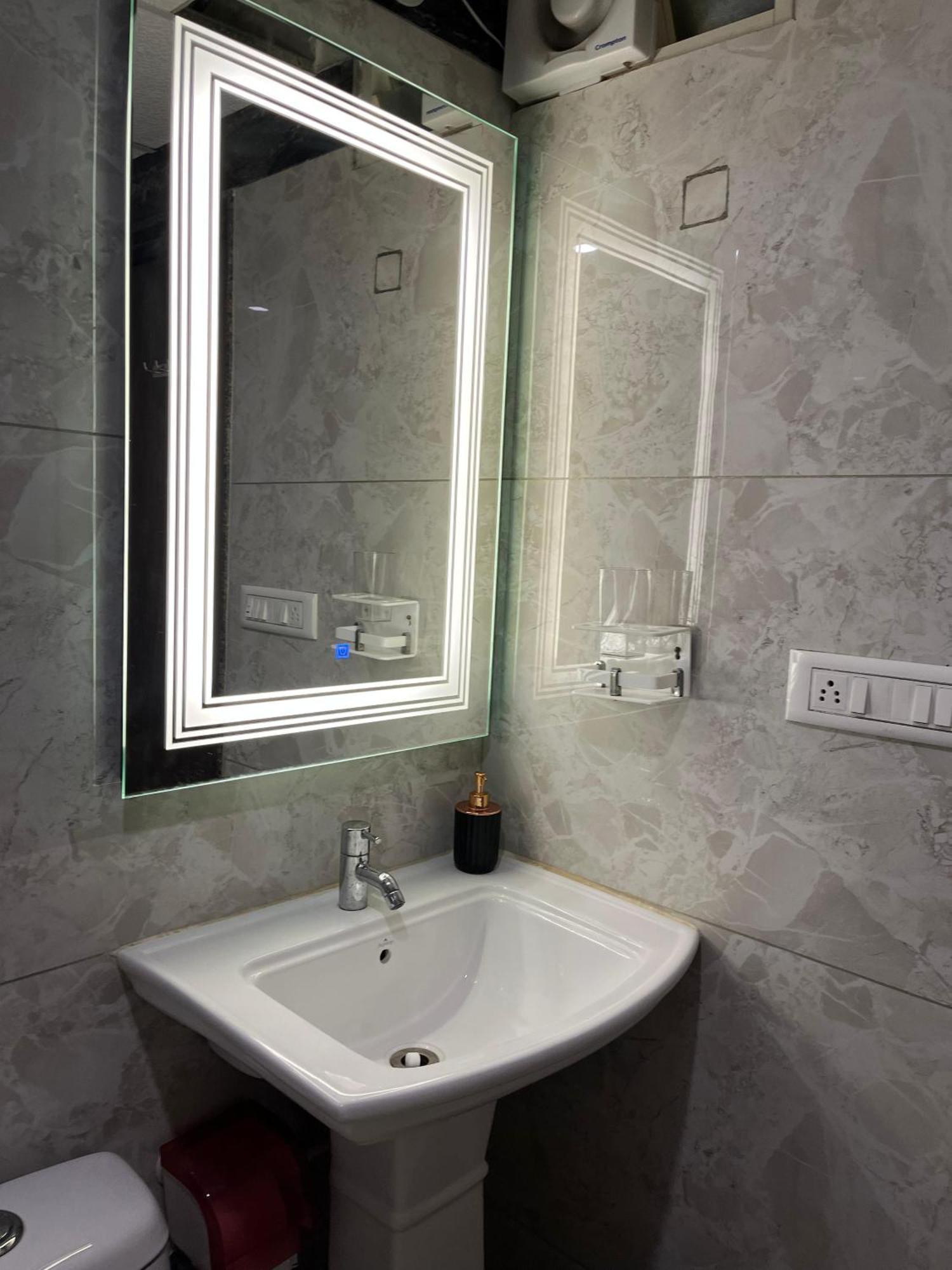 Hotel Lg Suites Бангалор Екстериор снимка