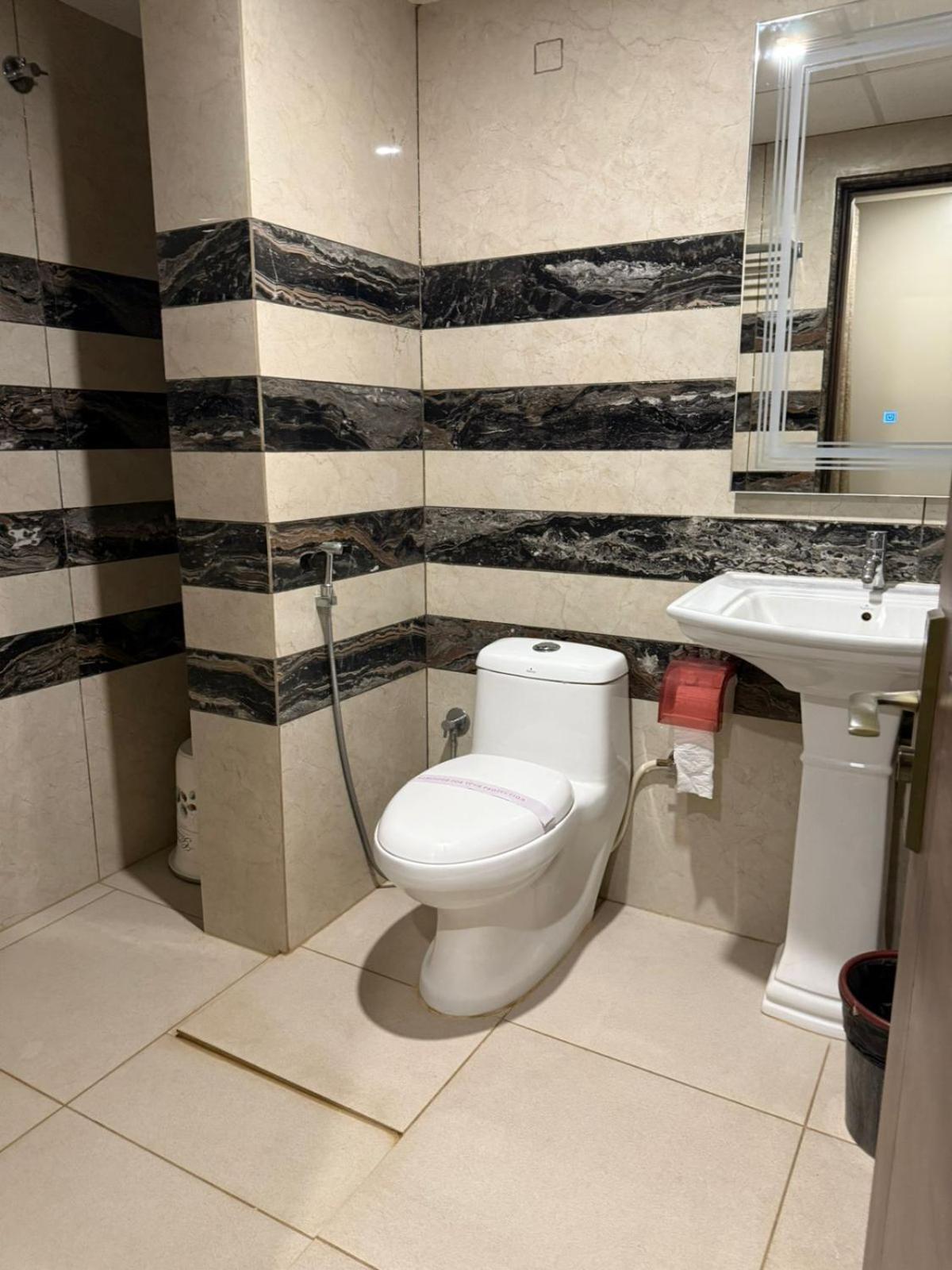 Hotel Lg Suites Бангалор Екстериор снимка